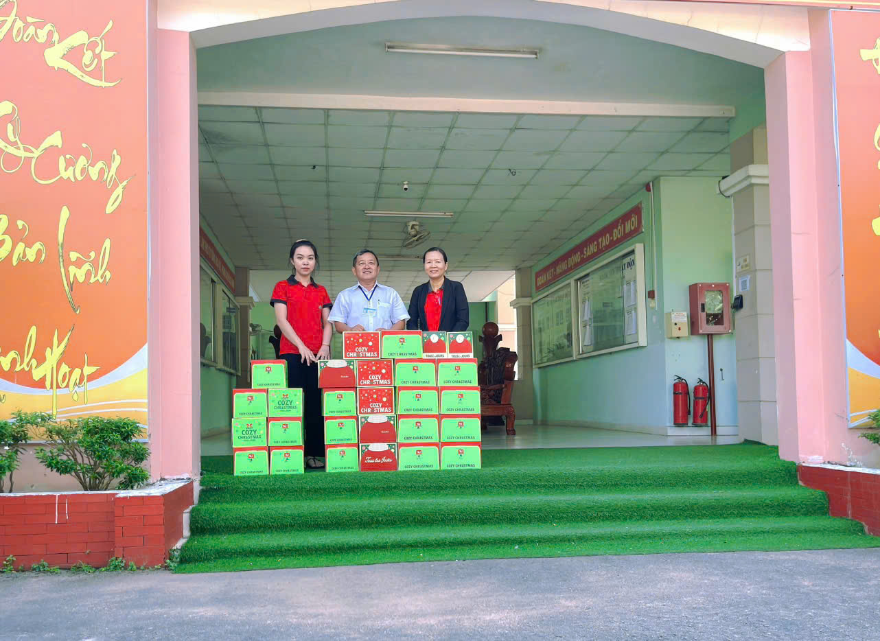 Công ty Glory World nhân dịp giáng sinh thăm tặng quà trung tâm bảo trợ xã hội Chánh Phú Hòa